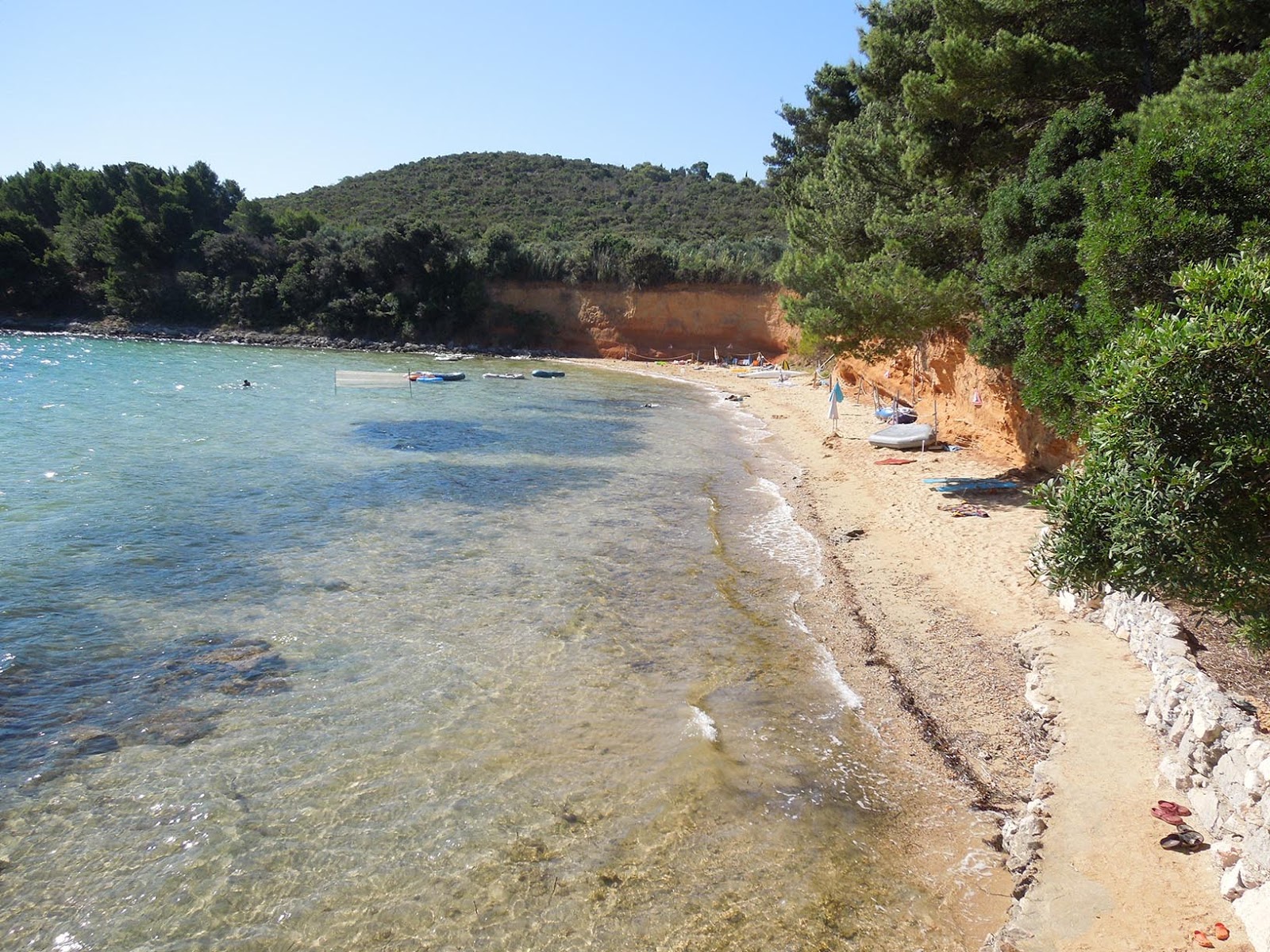 Sovinje beach的照片 带有碧绿色纯水表面