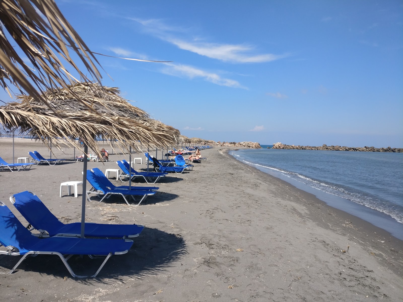 Monolithos beach'in fotoğrafı geniş bir kıyı şeridi ile birlikte