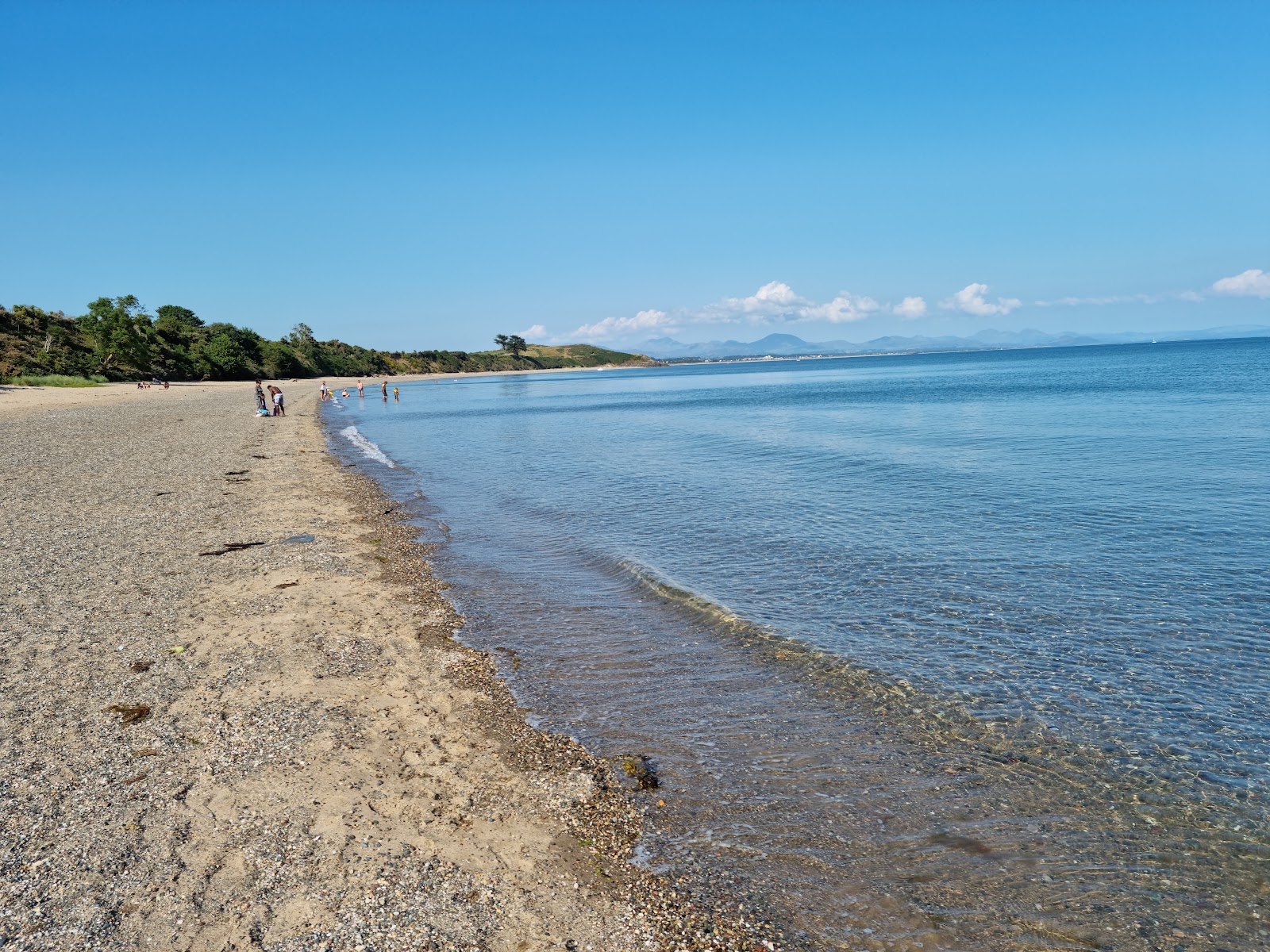 Foto van Llanbedrog strand met turquoise puur water oppervlakte