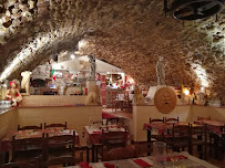Atmosphère du Pizzeria La Cave Romaine à Fréjus - n°12