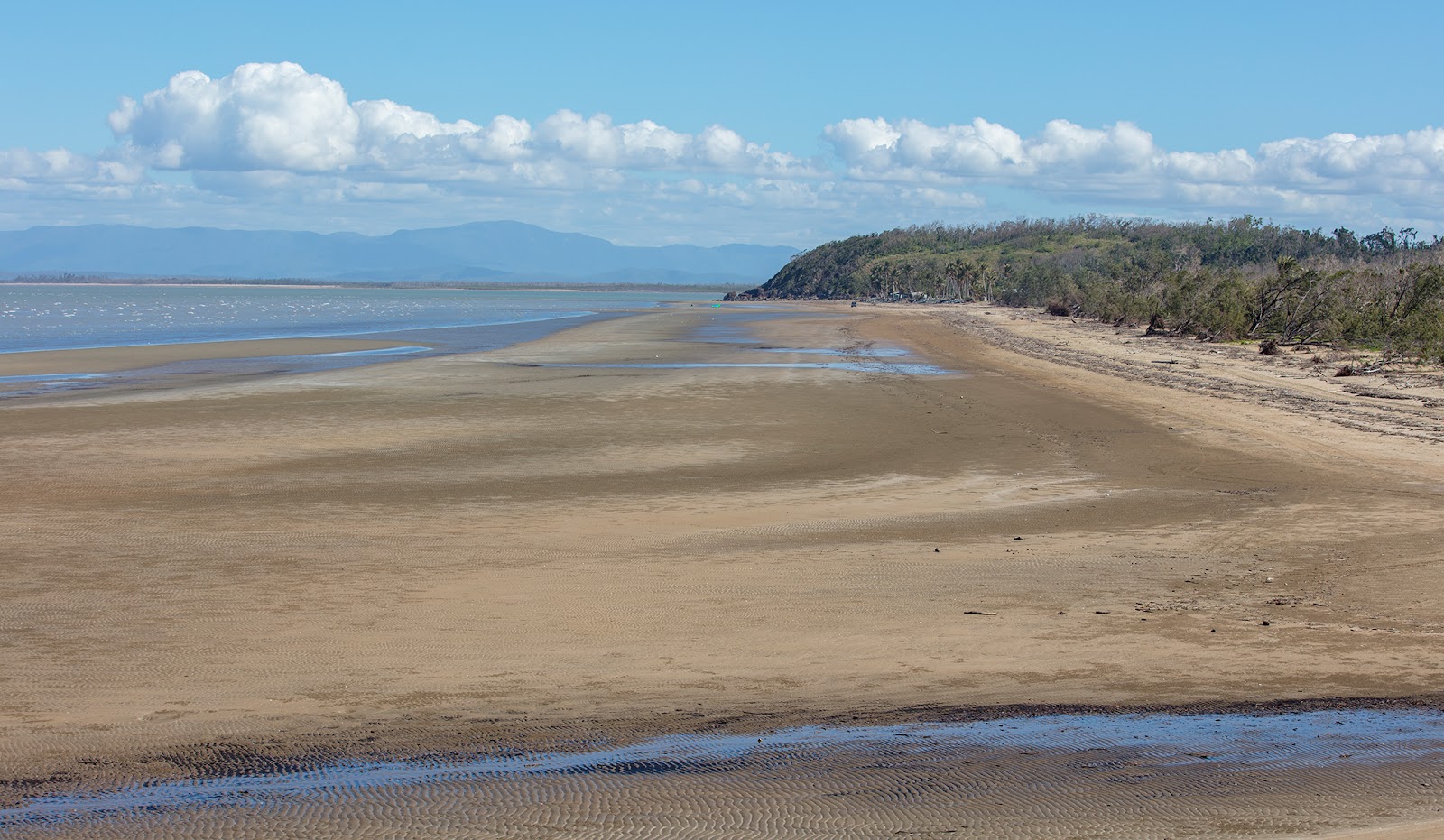Foto van Conway Beach met helder zand oppervlakte