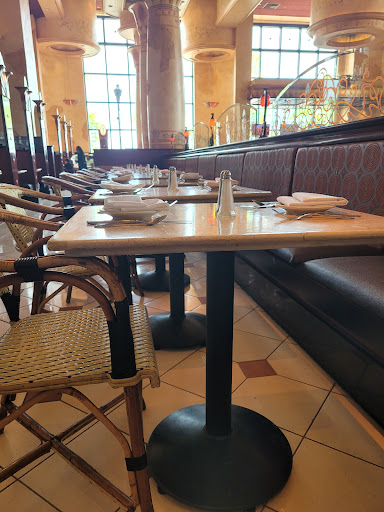 Restaurant «The Cheesecake Factory», reviews and photos, 5799 N Bayshore Dr, Glendale, WI 53217, USA