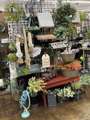 Outlet Mall «Finders Keepers Traders Outlet Mall», reviews and photos, 740-784 Chelsa Dr, Madisonville, KY 42431, USA