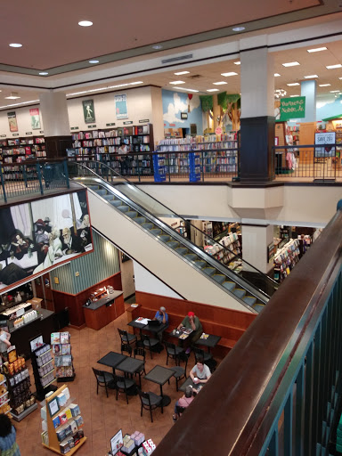 Book Store «Barnes and Noble», reviews and photos, 2500 N Mayfair Rd, Milwaukee, WI 53226, USA