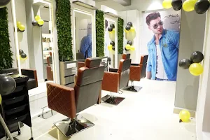 Toppers Grand Unisex Salon image