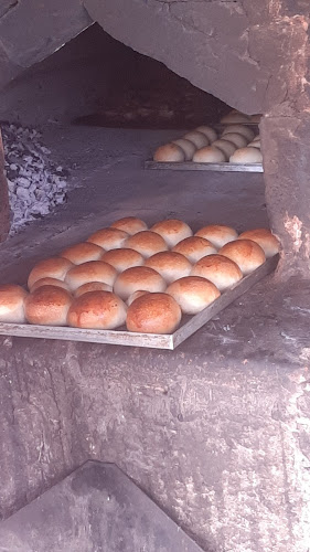Pan casero hecho en horno de leña - Tienda de ultramarinos