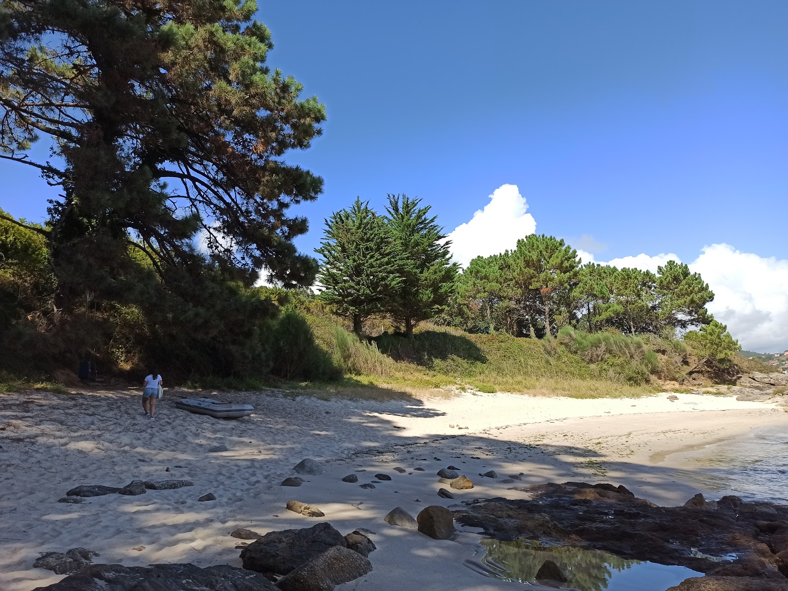 Praia das Moscas的照片 带有碧绿色纯水表面
