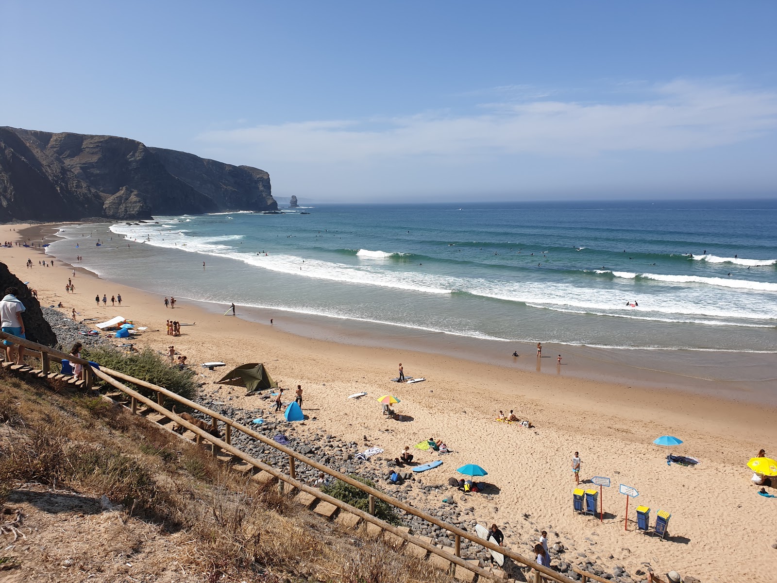 Foto di Praia da Arrifana con una superficie del sabbia fine e luminosa