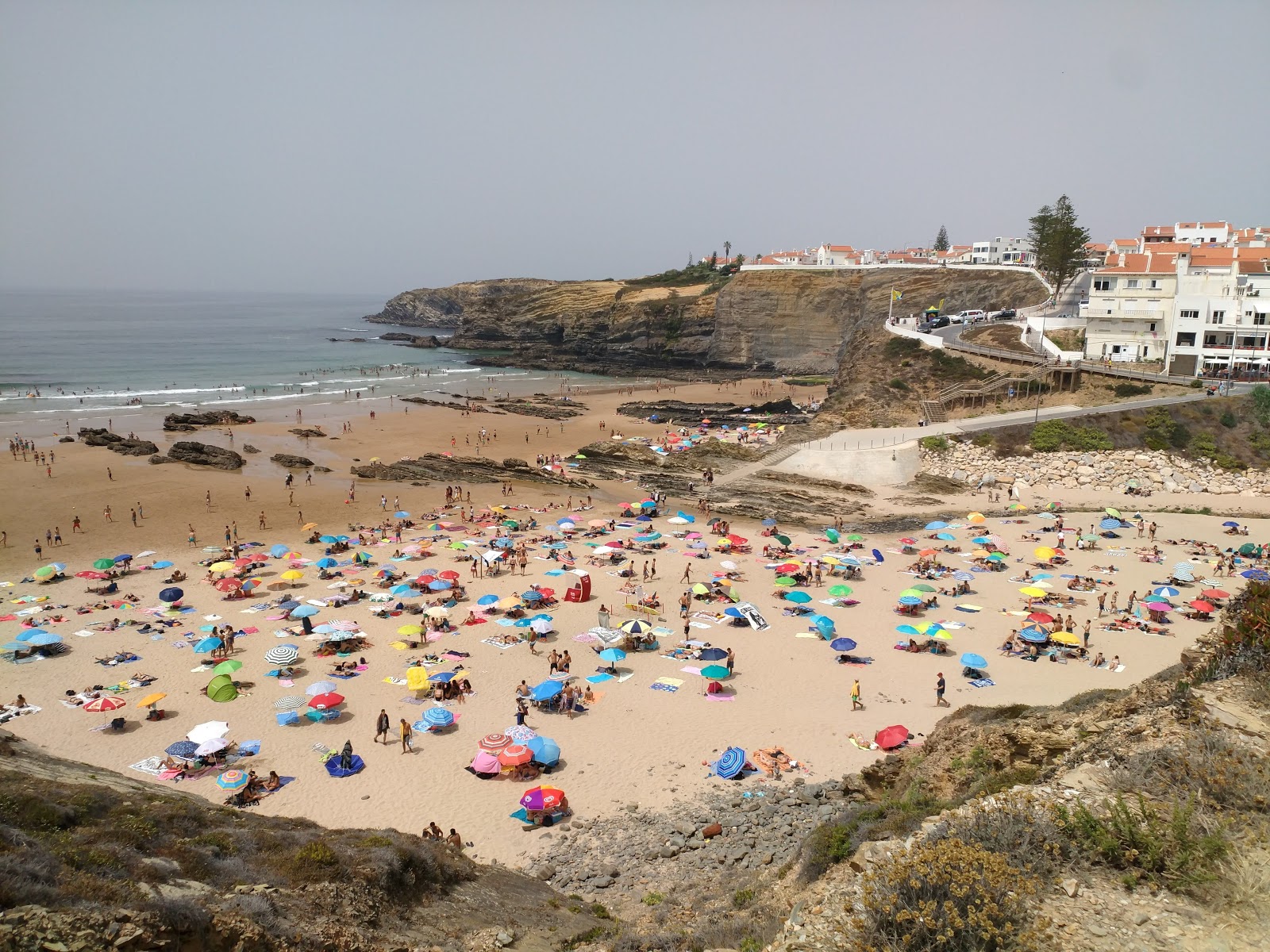 Foto av Zambujeira do Mar omgiven av klippor