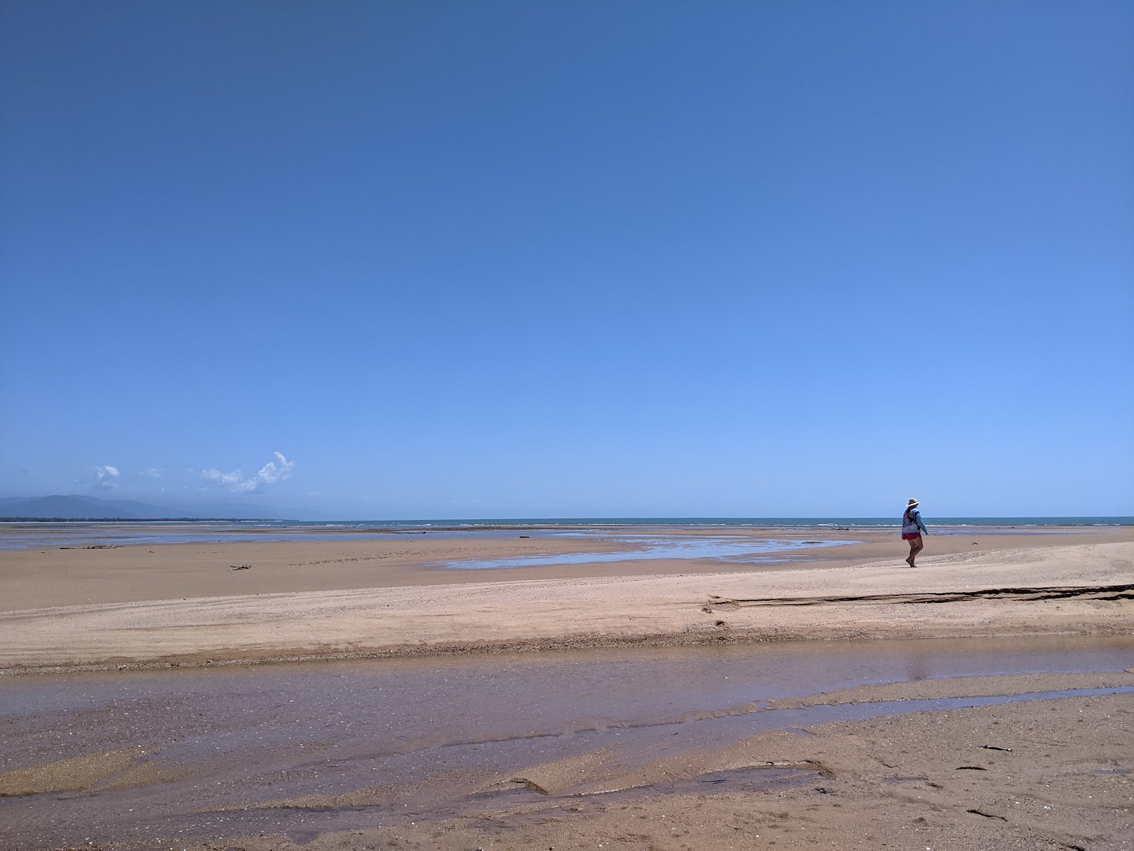 Foto van Toolakea Beach met recht en lang