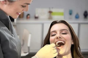 Odontoliuzzi - Dentista RJ - Faceta e Lente de Contato Dental - Implante - Periodontia - Prótese Protocolo - Dental Tourism image