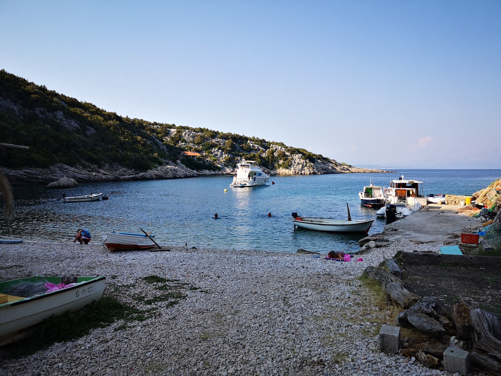 Φωτογραφία του Dubac beach με βότσαλο επιφάνεια