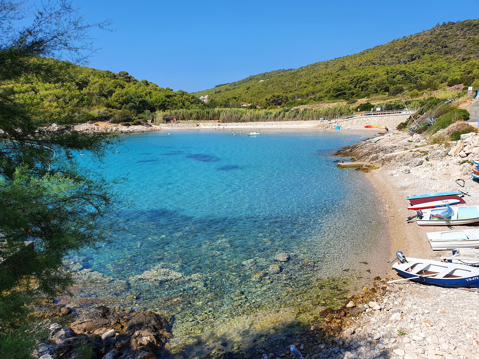 Foto di Milna beach con molto pulito livello di pulizia