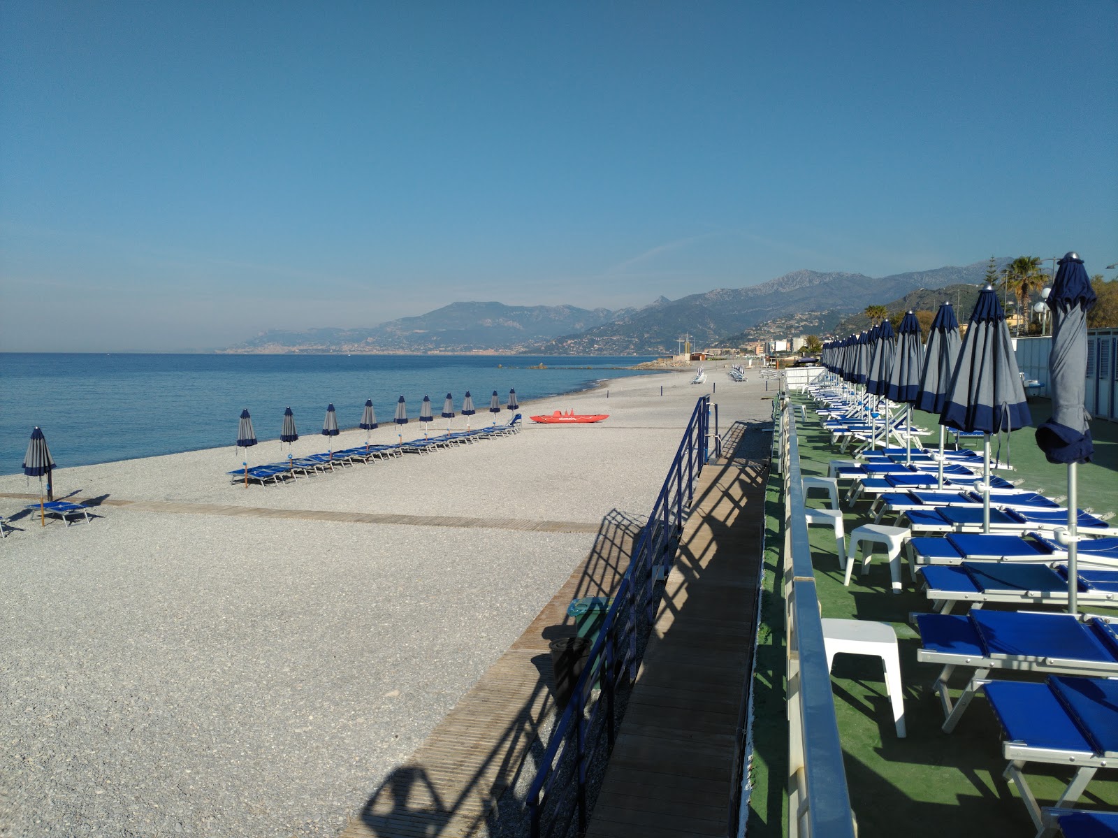Fotografie cu Spiaggia di Bordighera - locul popular printre cunoscătorii de relaxare