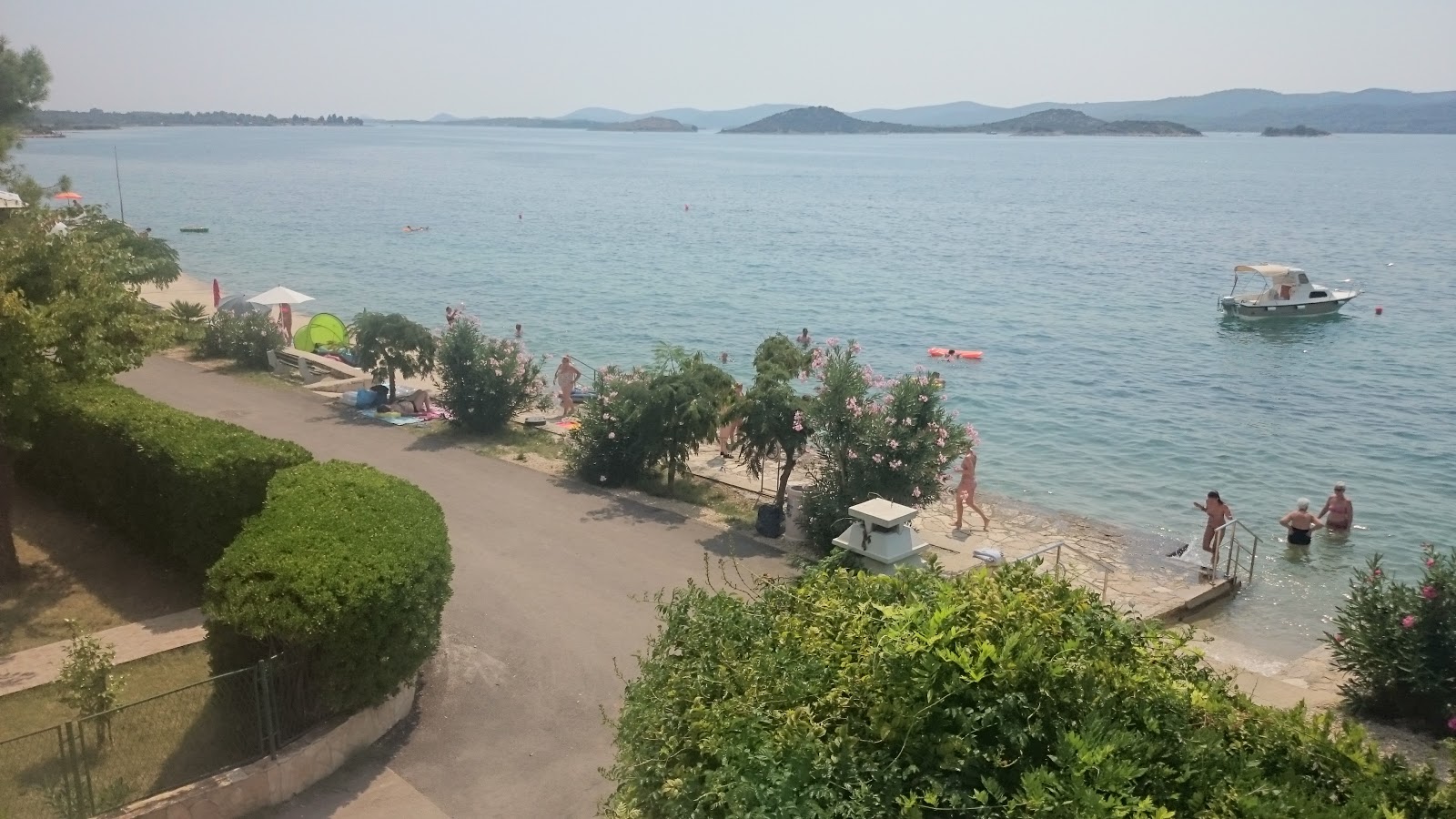 Foto von Turanj beach mit etwas sauber Sauberkeitsgrad