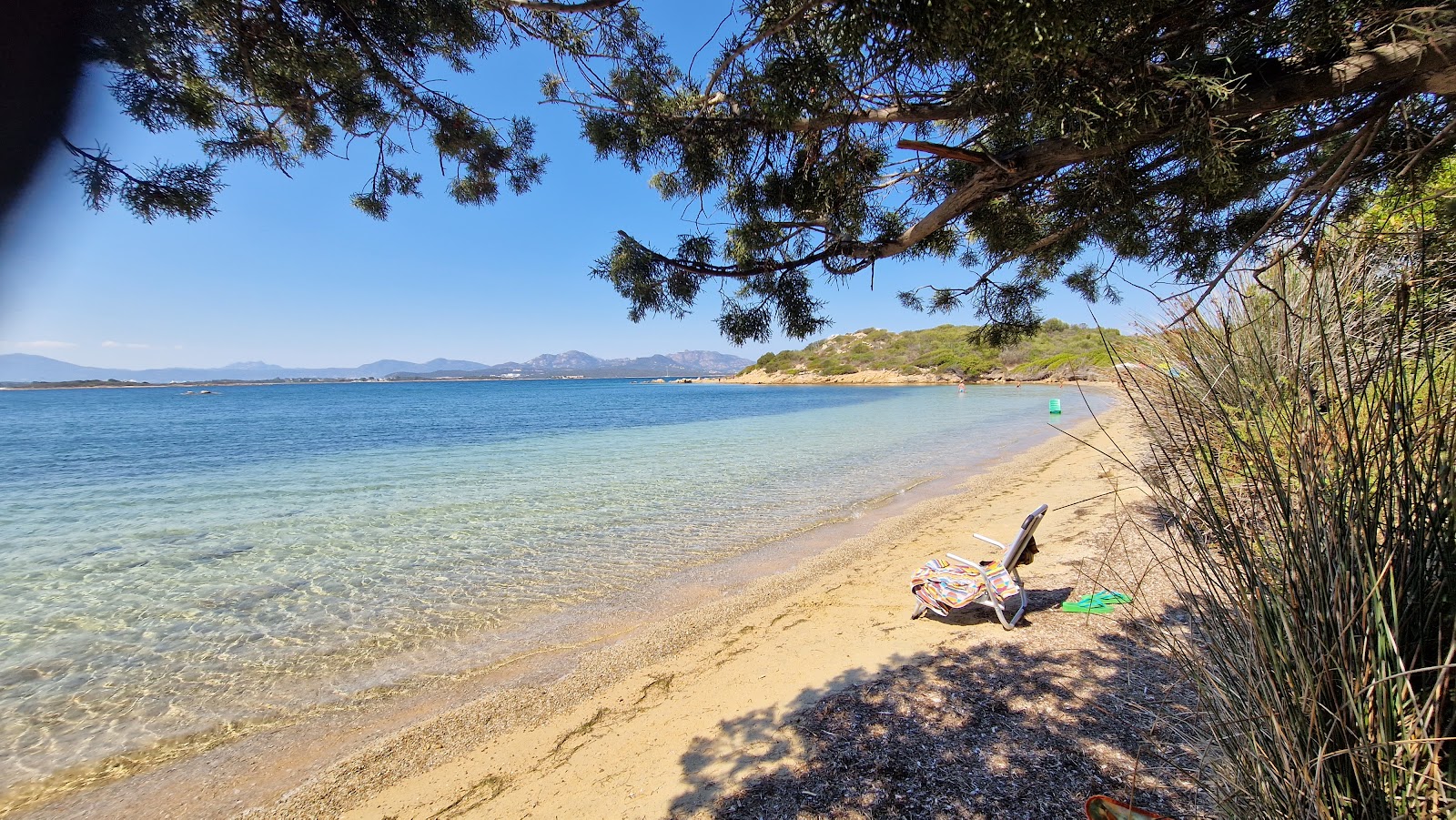 Fotografie cu Bunthe Beach cu o suprafață de nisip beige și pietricele