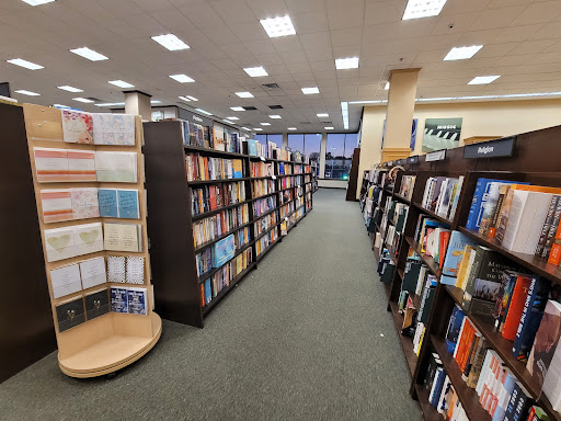 Book Store «Barnes and Noble», reviews and photos, 2500 N Mayfair Rd, Milwaukee, WI 53226, USA