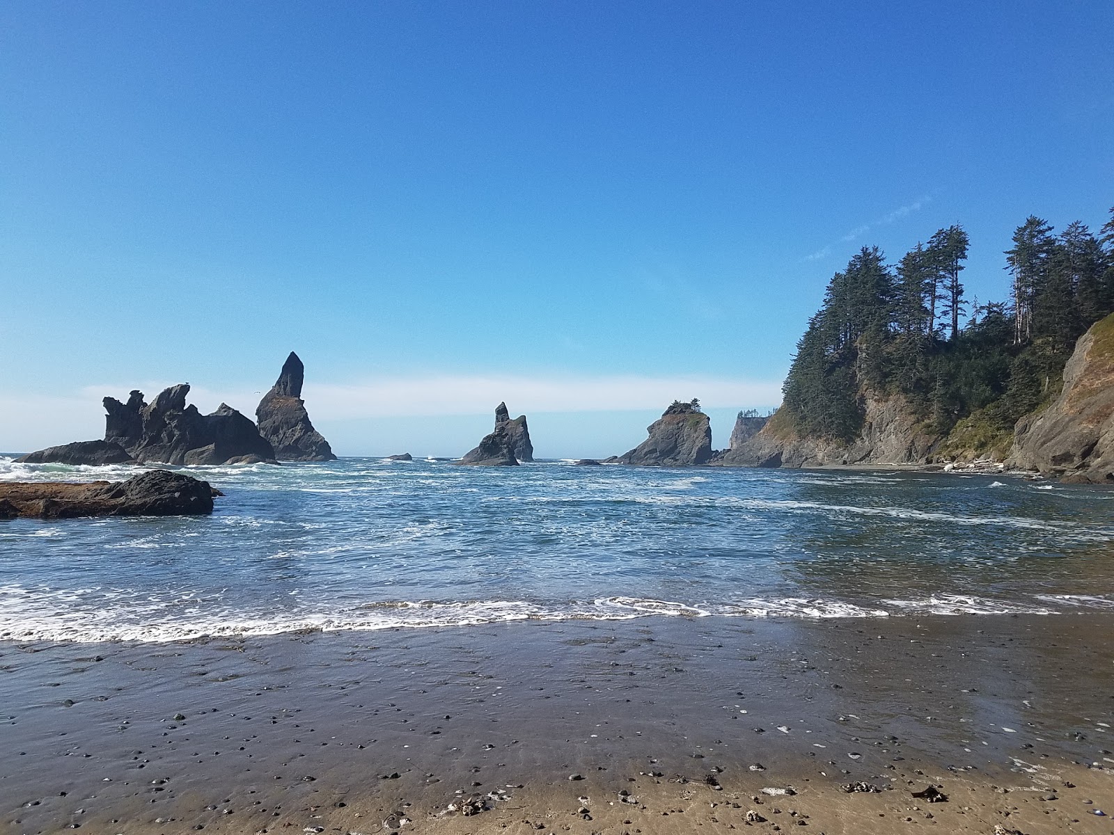 Foto von Sooes Beach mit heller sand & felsen Oberfläche