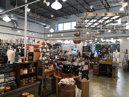 Shopping Mall «Rookwood Commons Shopping Center», reviews and photos, 3805 Edwards Rd, Cincinnati, OH 45209, USA