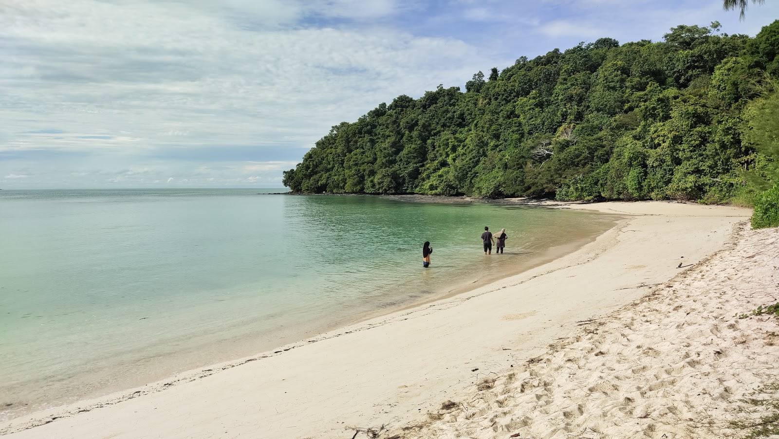 Foto de Beras Basah Beach apoiado por penhascos