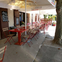 Atmosphère du Restaurant Le Café des Platanes à Cranves-Sales - n°10
