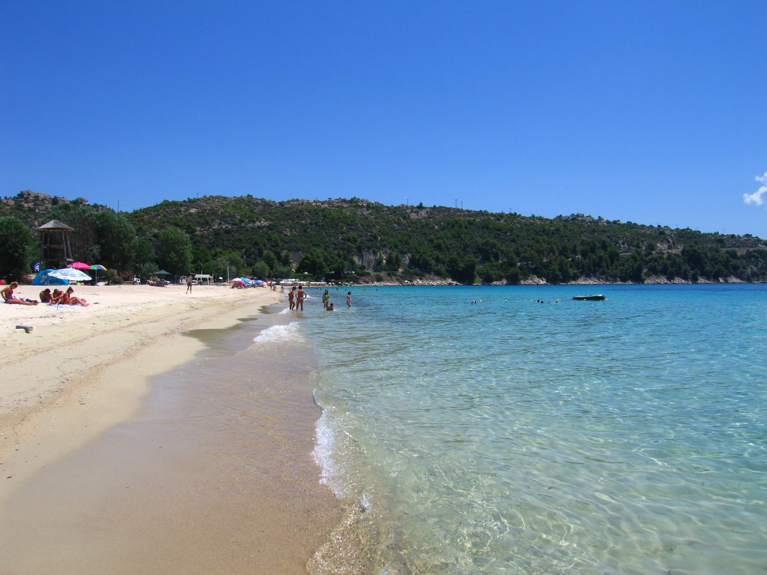 Foto von Agios Ioannis Strand mit heller feiner sand Oberfläche