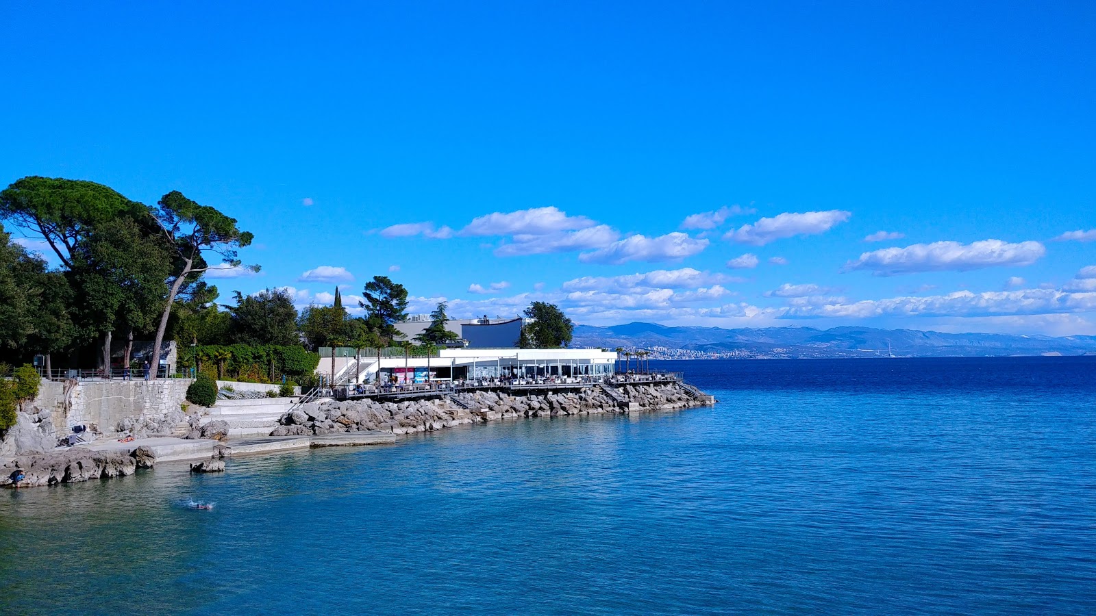 Opatija beach的照片 带有碧绿色纯水表面