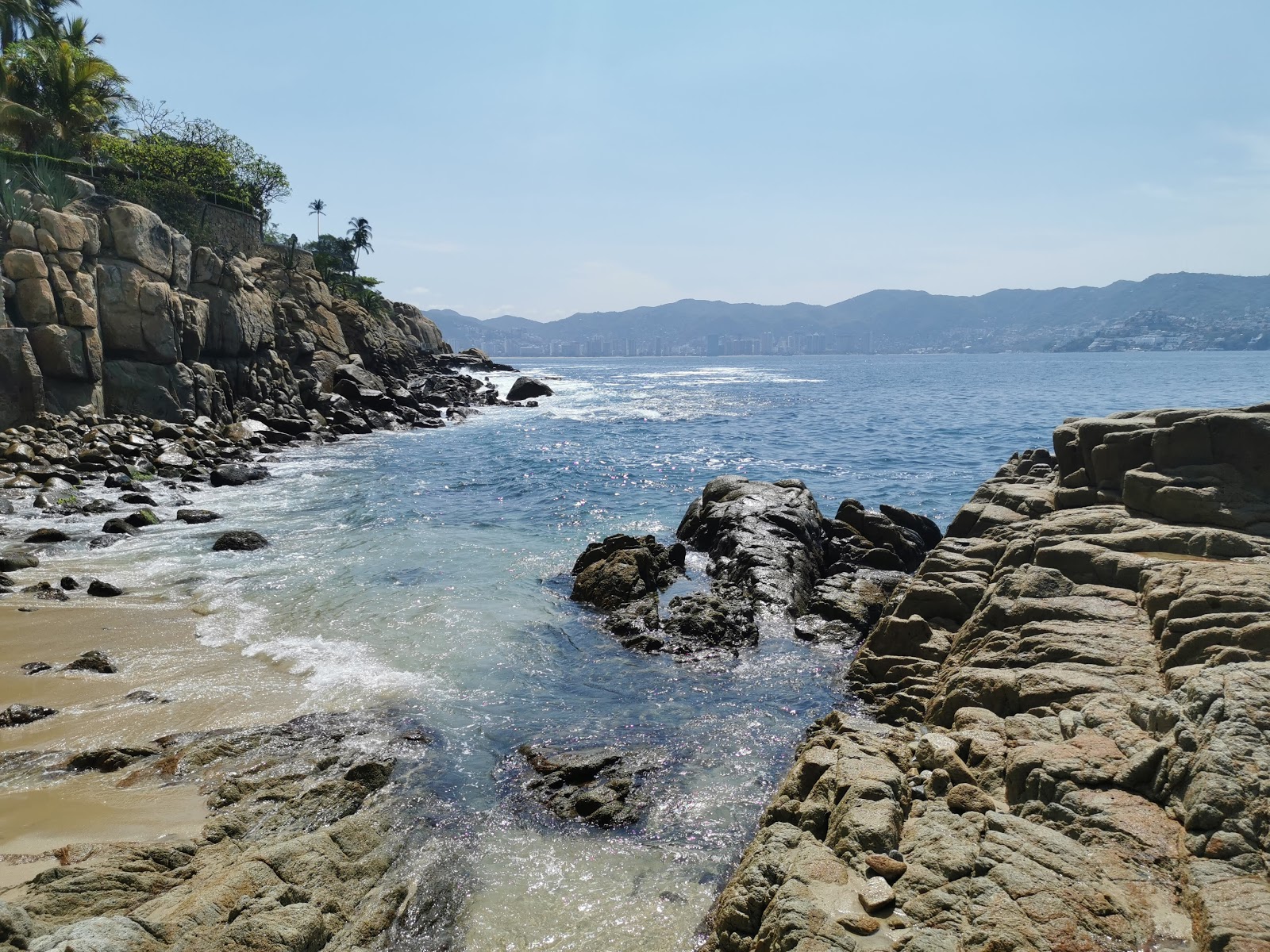 Ensenada de los Presos'in fotoğrafı parlak kum ve kayalar yüzey ile