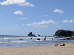 Foto av Maderas Beach omgiven av klippor