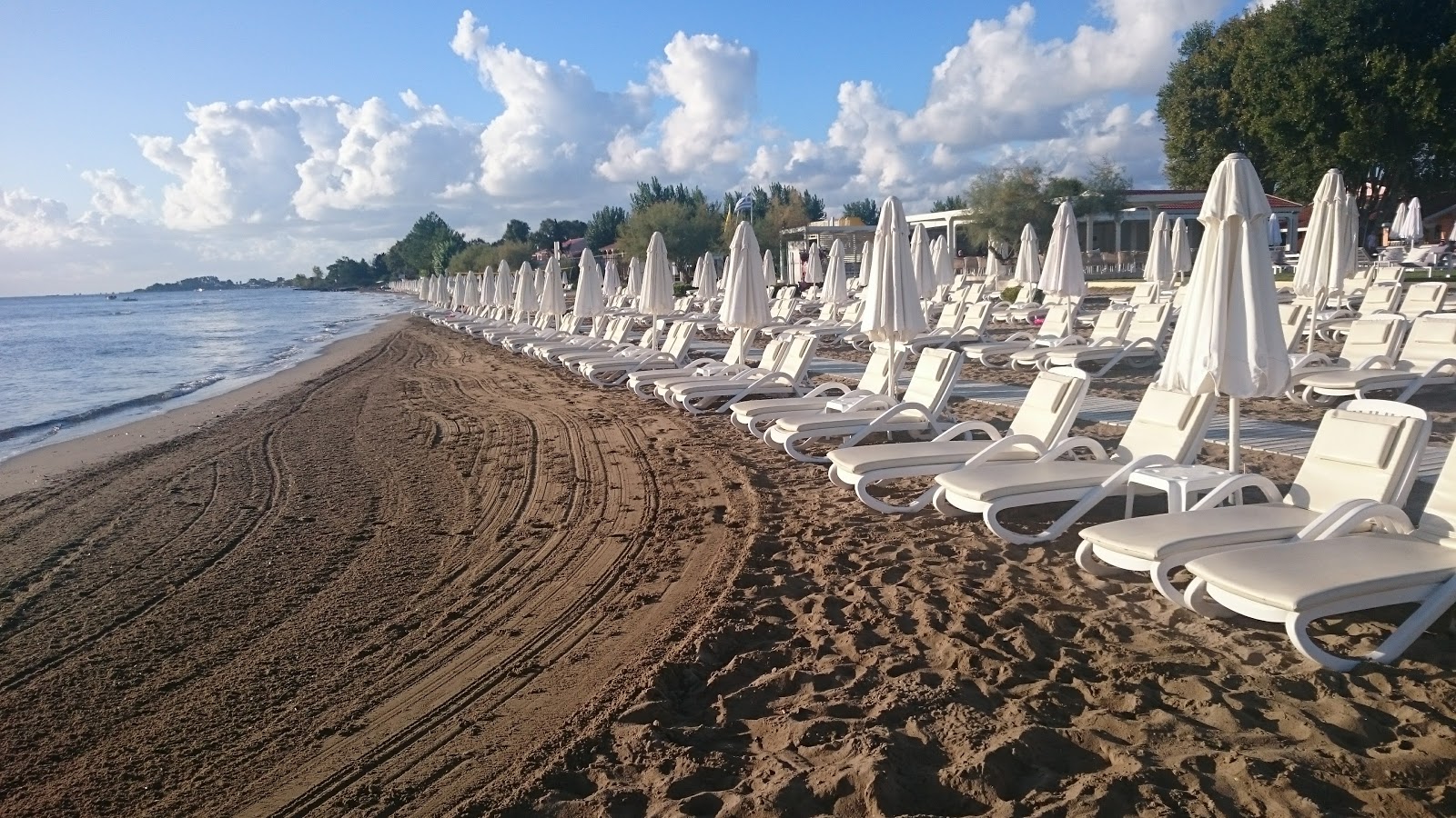 Fotografija Plaža Agios Petros z visok stopnjo čistoče