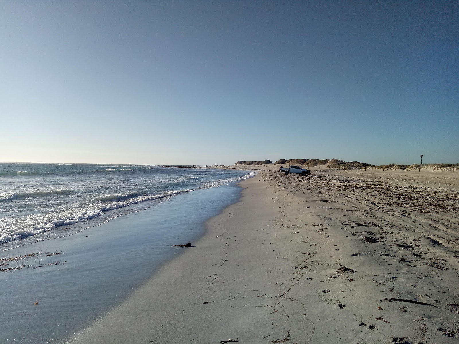 Foto van Greys Beach met recht en lang