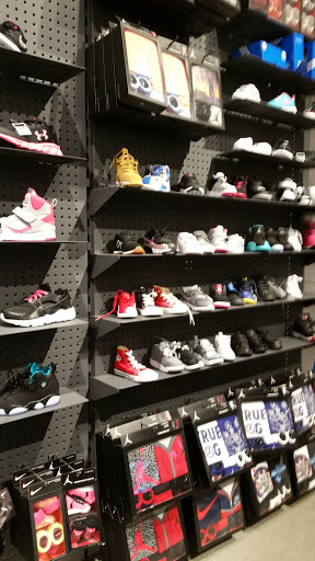 Shoe Store «Finish Line», reviews and photos, 620 Chicago Ridge Mall, Oak Lawn, IL 60453, USA