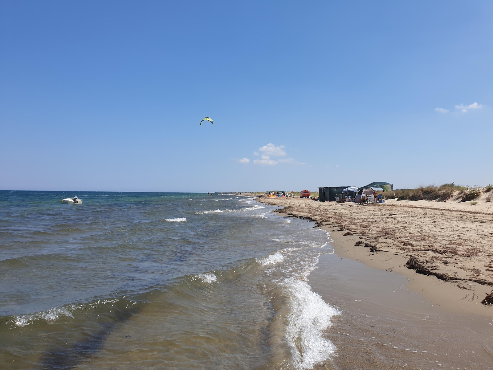 Foto von Spiaggia Salina Vecchia mit brauner sand Oberfläche
