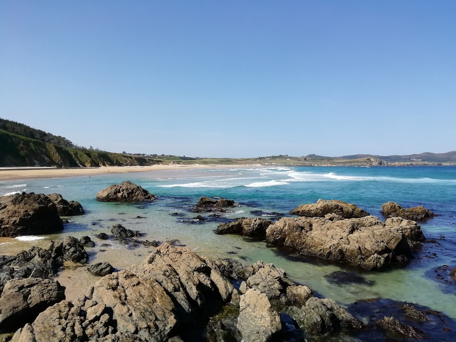 Φωτογραφία του Praia de Ponzos με λεπτή λευκή άμμος επιφάνεια