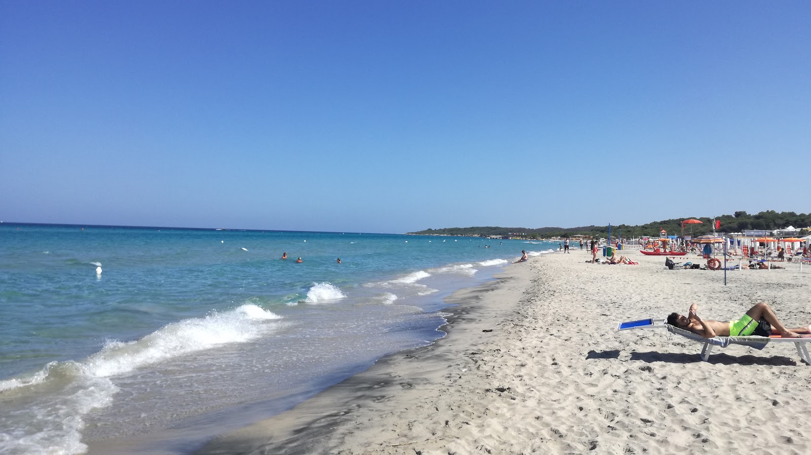 Fotografie cu Spiaggia Alimini cu o suprafață de apă pură albastră
