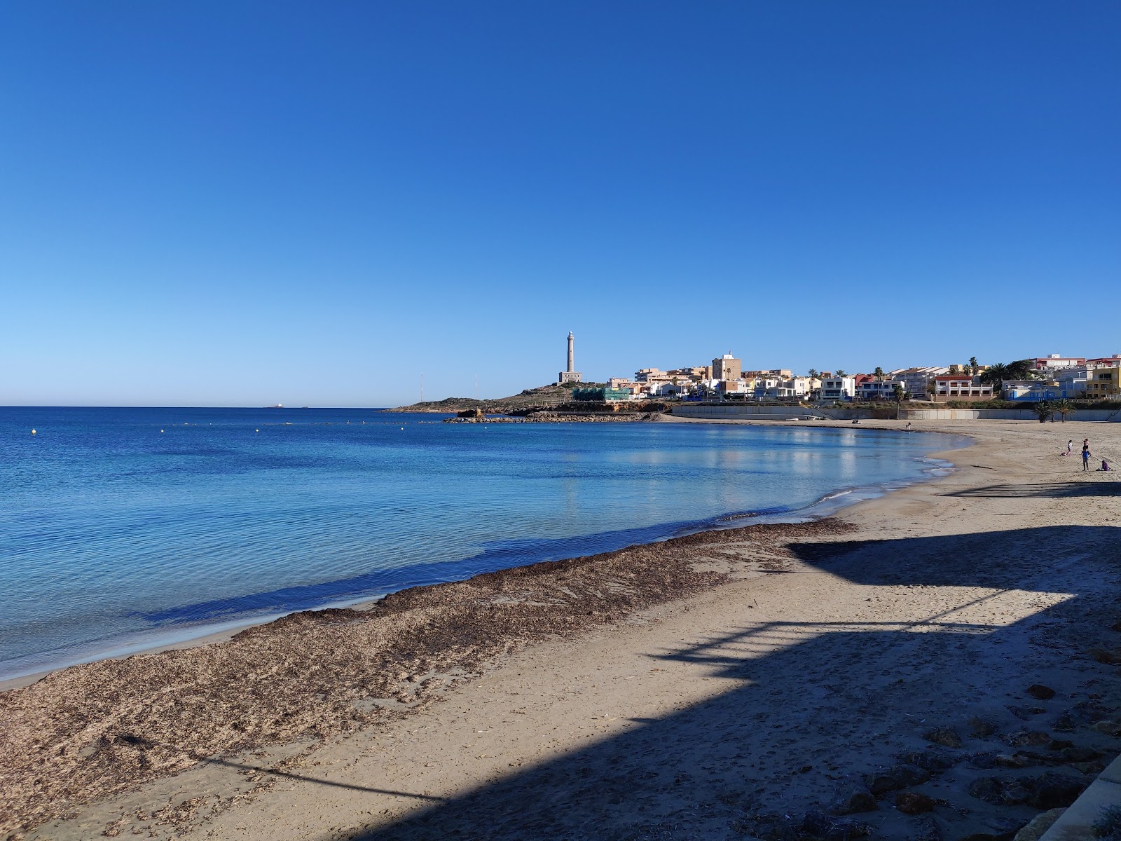 Foto von Playa de Levante mit grauer sand Oberfläche