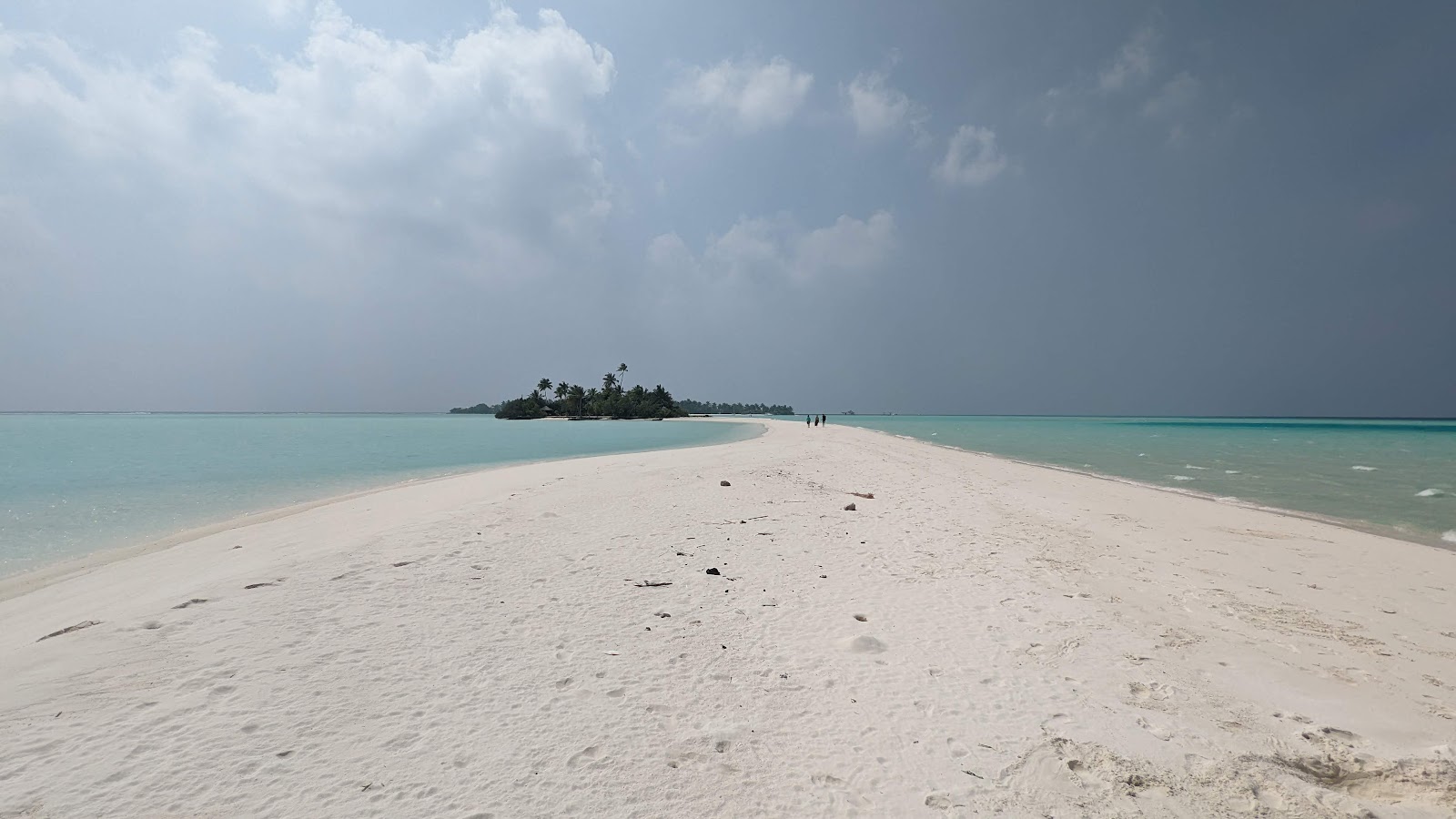 Fotografija Sunrise Island Beach z beli fini pesek površino