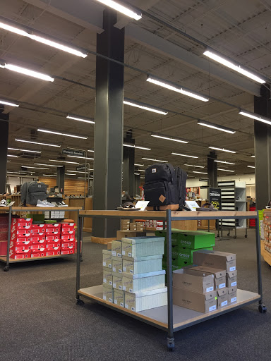 Shoe Store «DSW Designer Shoe Warehouse», reviews and photos, 15001 Potomac Town Pl #120, Woodbridge, VA 22192, USA