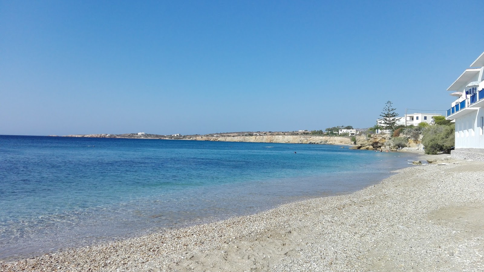 Foto de Drios beach con arena fina y guijarros superficie