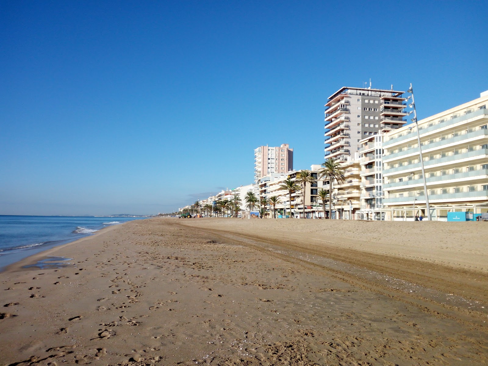 Φωτογραφία του Παραλία Καλαφέλ με καφέ άμμος επιφάνεια