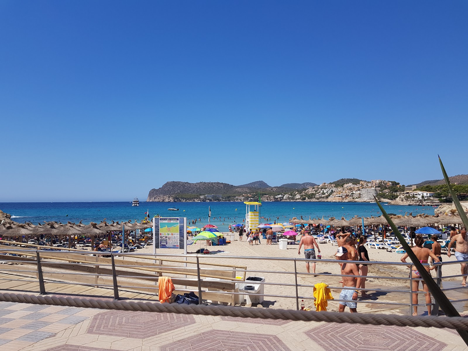 Platja de la Romana'in fotoğrafı küçük koy ile birlikte