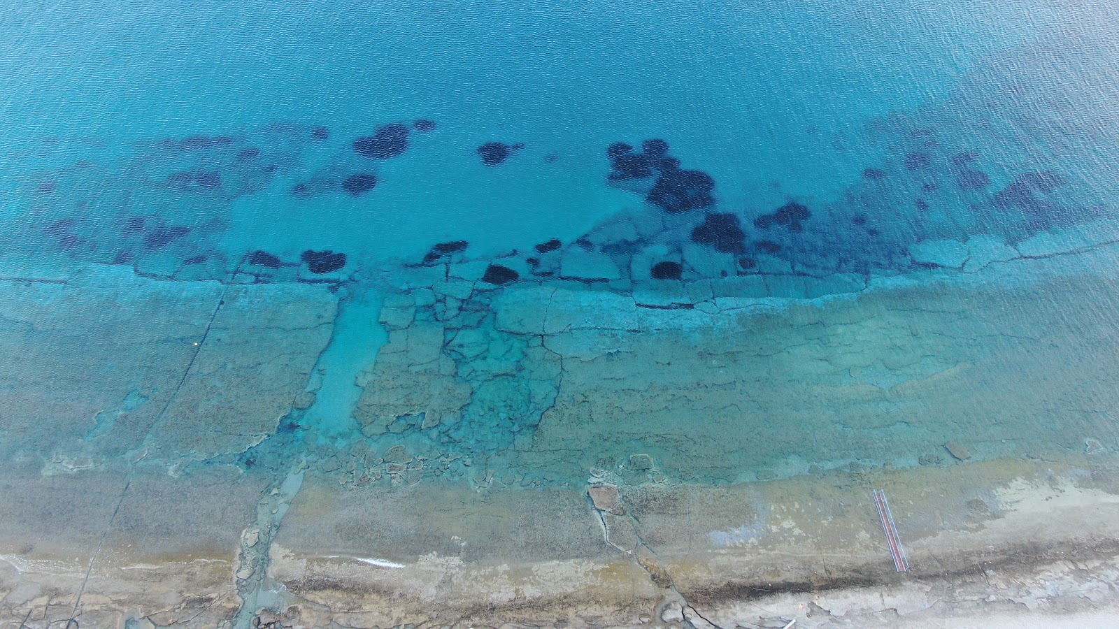 Paralia Agios Nikolaos'in fotoğrafı turkuaz saf su yüzey ile