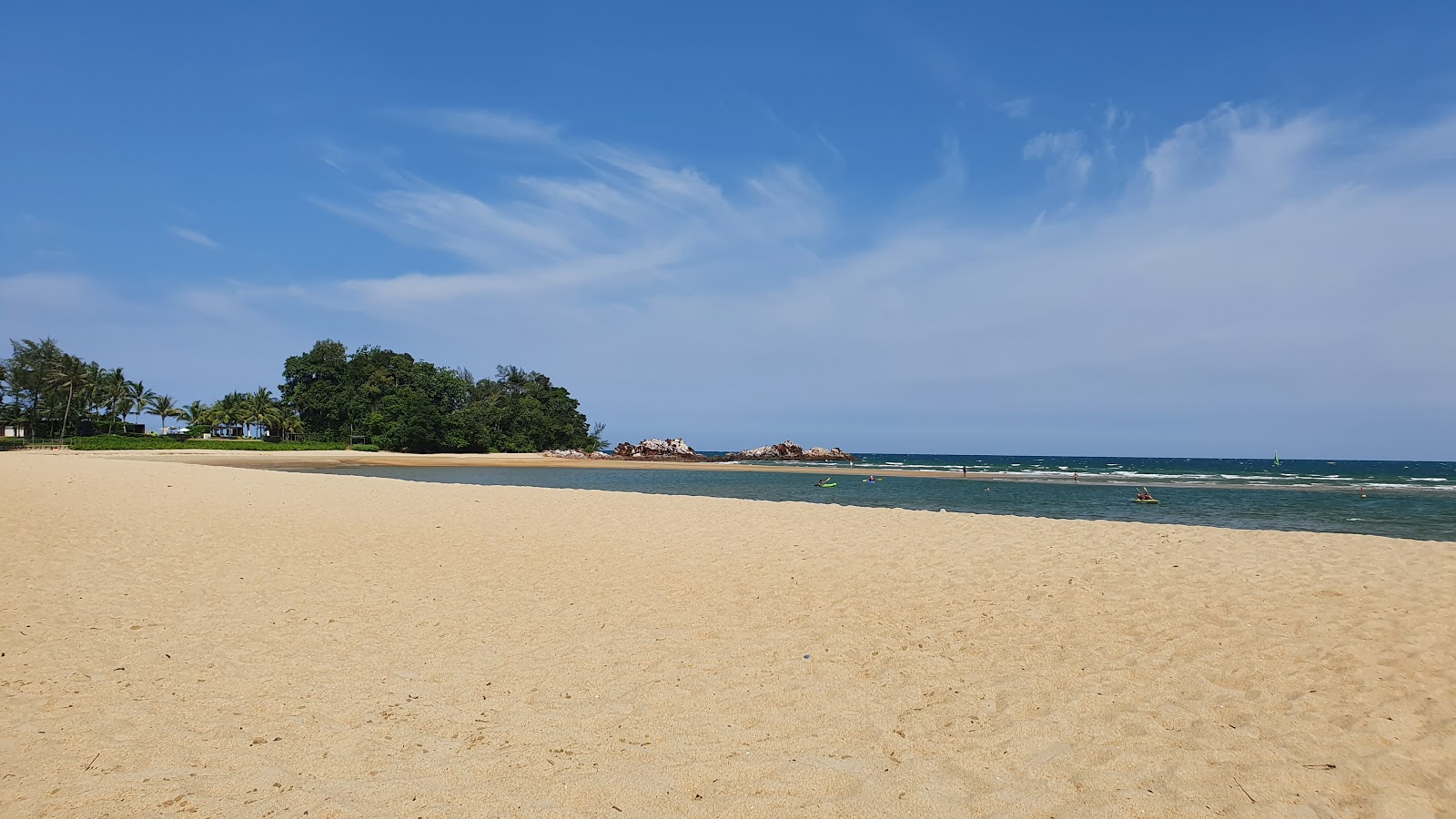 Foto de Cherating beach con agua cristalina superficie