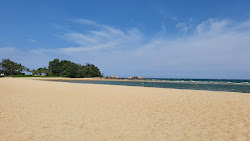 Photo de Cherating beach avec rivage droit, long