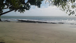Foto av Bucaro Beach omgiven av klippor