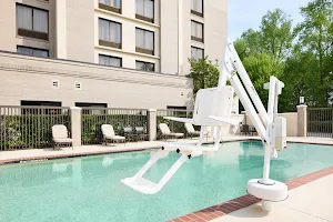 Holiday Inn Express & Suites Alpharetta - Windward Parkway, an IHG Hotel image