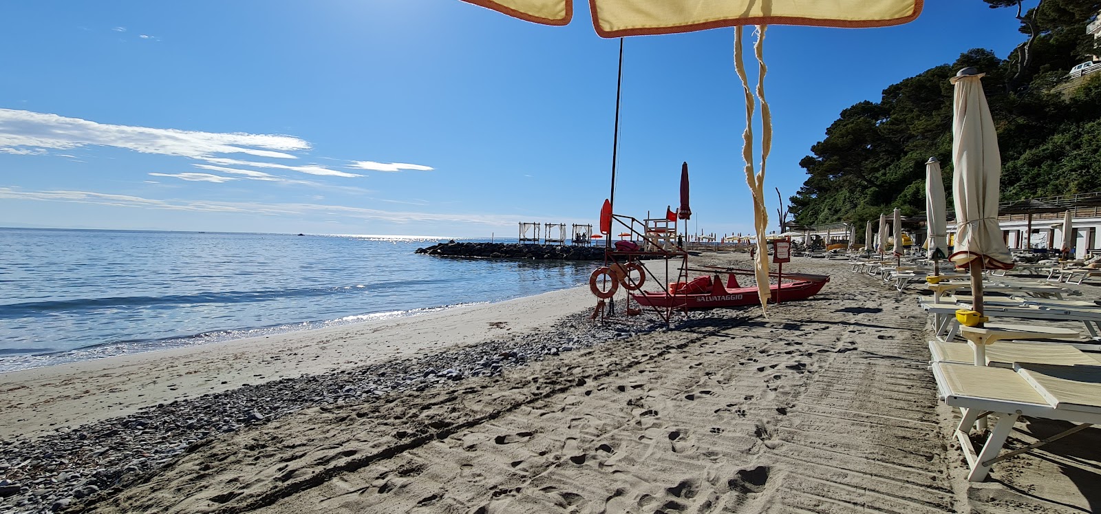 Foto di Bagni Capo Mele Beach - luogo popolare tra gli intenditori del relax
