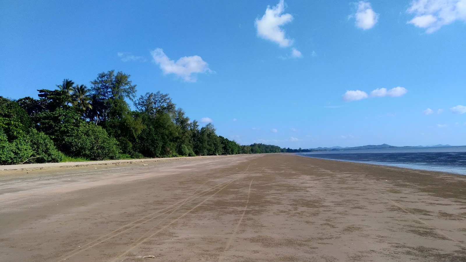 Fotografie cu Long Beach - locul popular printre cunoscătorii de relaxare