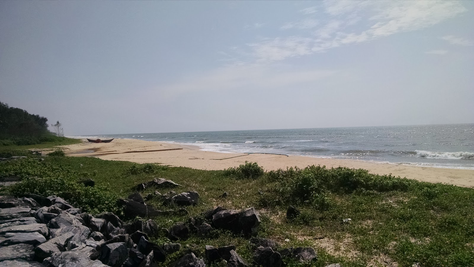 Foto van Koravadi Beach met beige zand oppervlakte