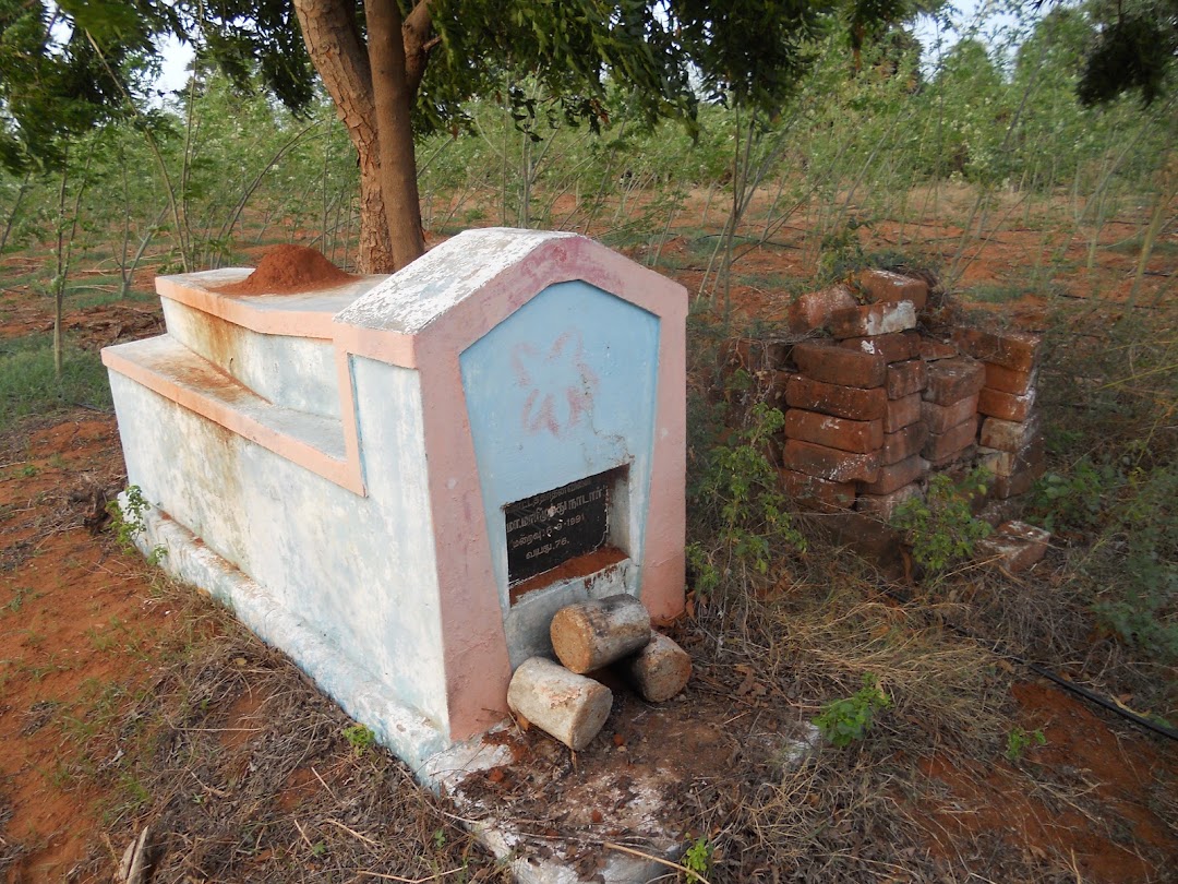 திரு மாரிமுத்து நாடார் & தெய்வக்கனி அம்மாள் சமாதி